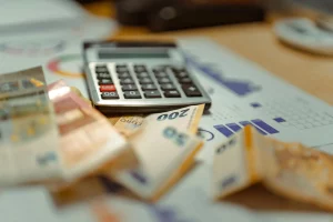 Une calculatrice avec de l'argent